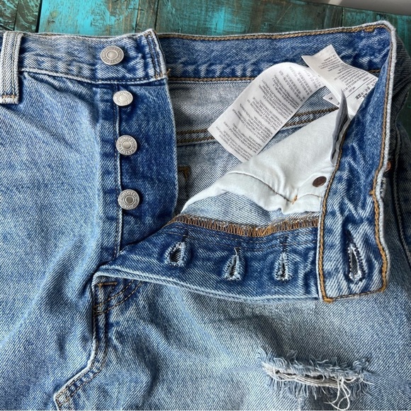 Levi's Button Fly Raw Hem Distressed 100% Cotton
Jean Denim Mini Skirt Size 28 - Picture 9 of 11